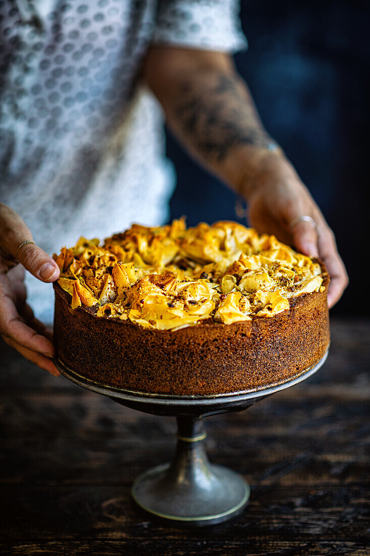 Baklava-Kuchen auf Kuchenständer