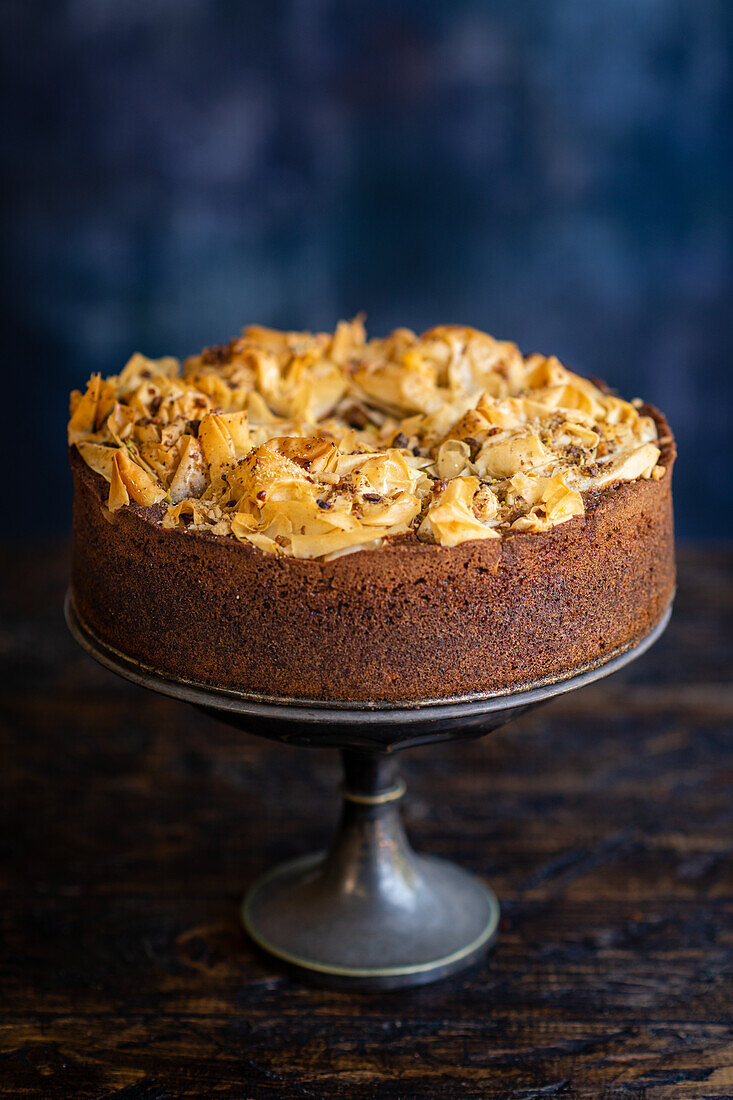 Baklava-Kuchen auf Kuchenständer