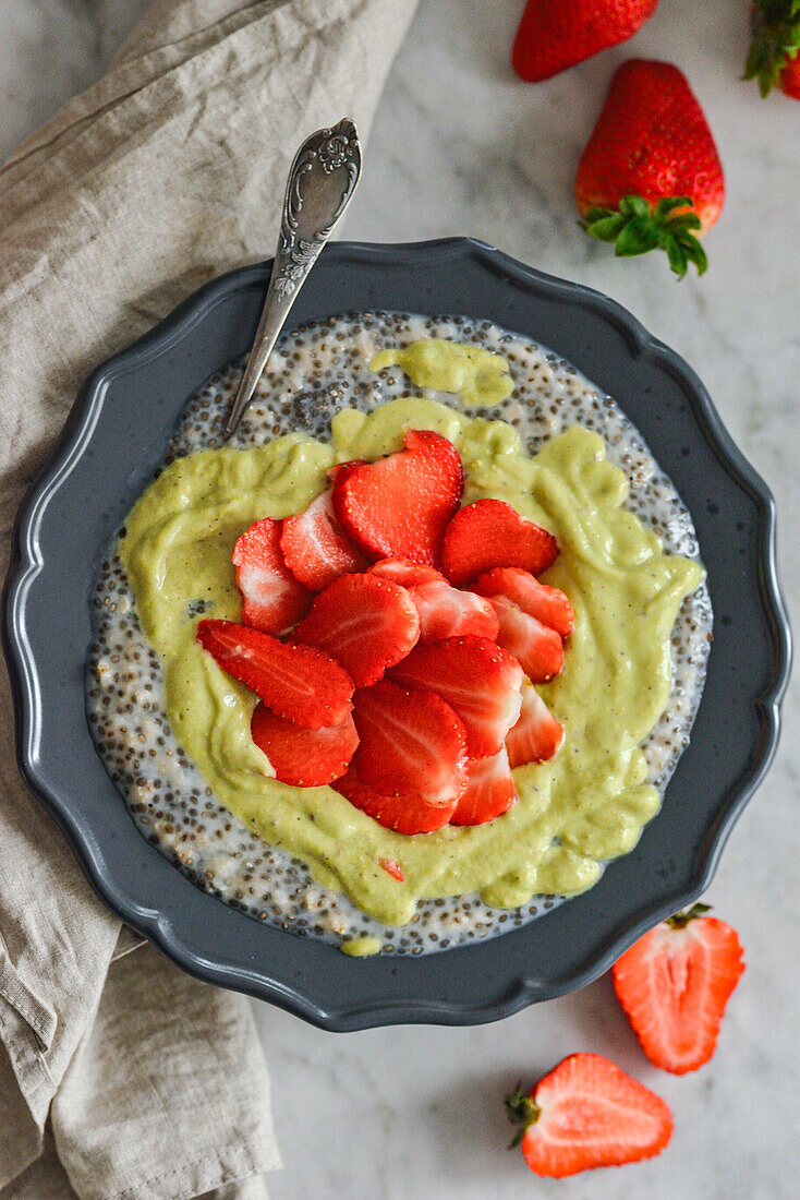 Porridge with chia-avocado cream and strawberries