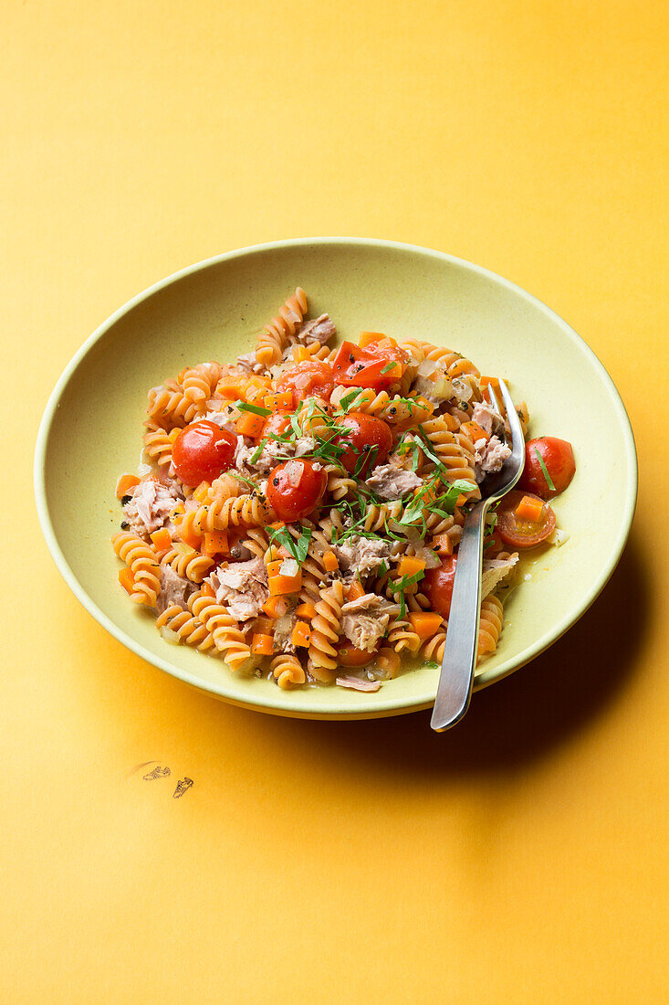 Linsennudeln mit Thunfisch und Gemüse