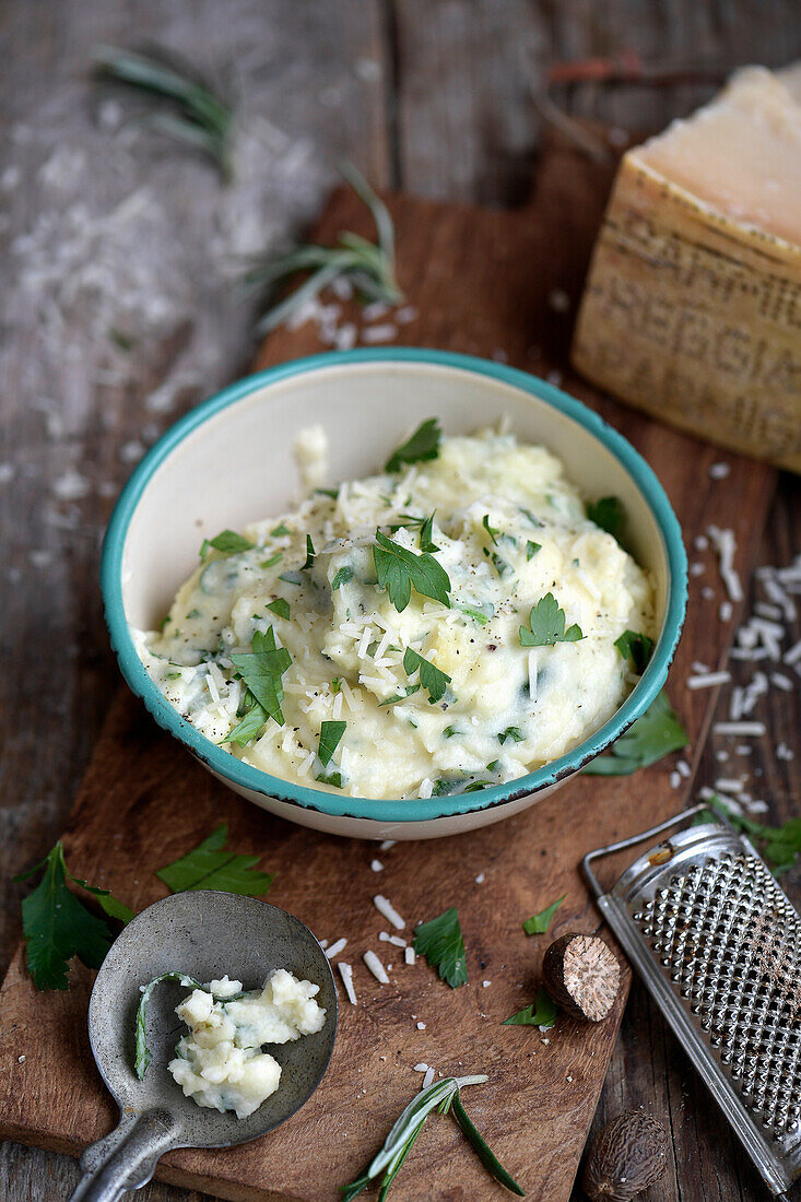 Kartoffelpüree mit Käse und Petersilie