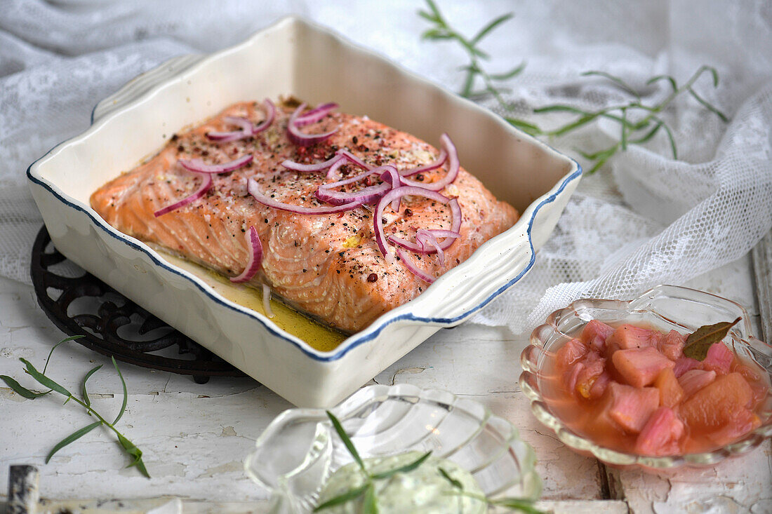 Gebratener Lachs mit Estragon-Mayo und süß-saurem Rhabarber-Kompott