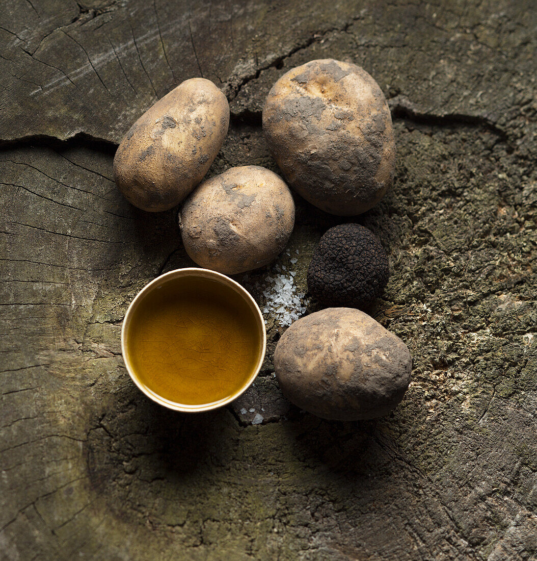 Ingredients for crisps with truffles