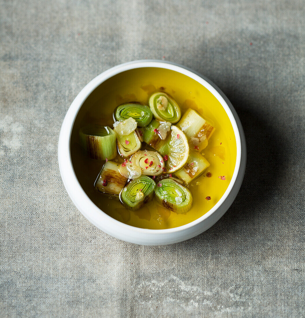 Veganer Lauch in Olivenöl und Limette