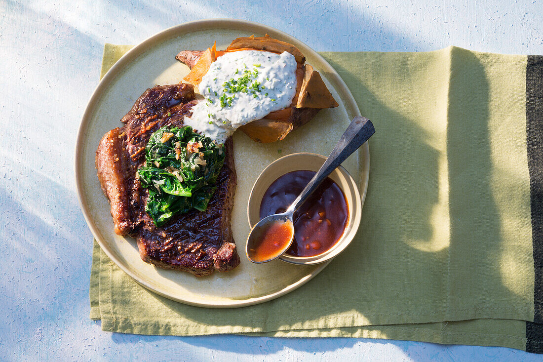 Kreolisches Ribeye-Steak mit Folienkartoffel