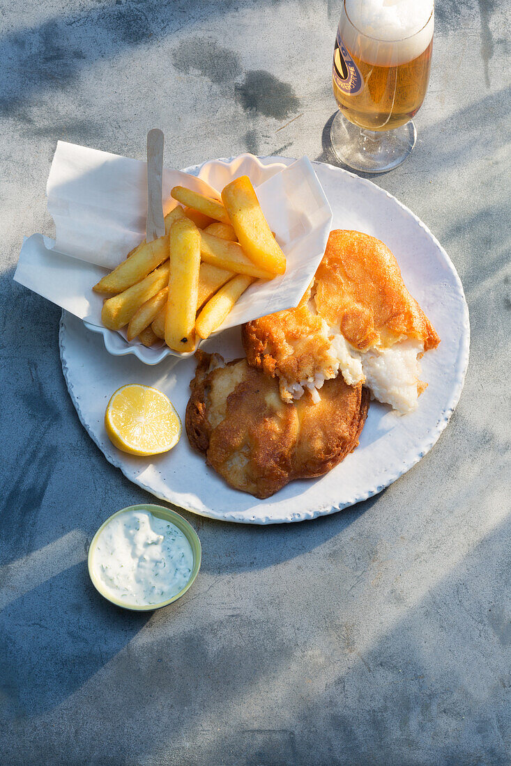 Fish and Chips serviert mit Bier