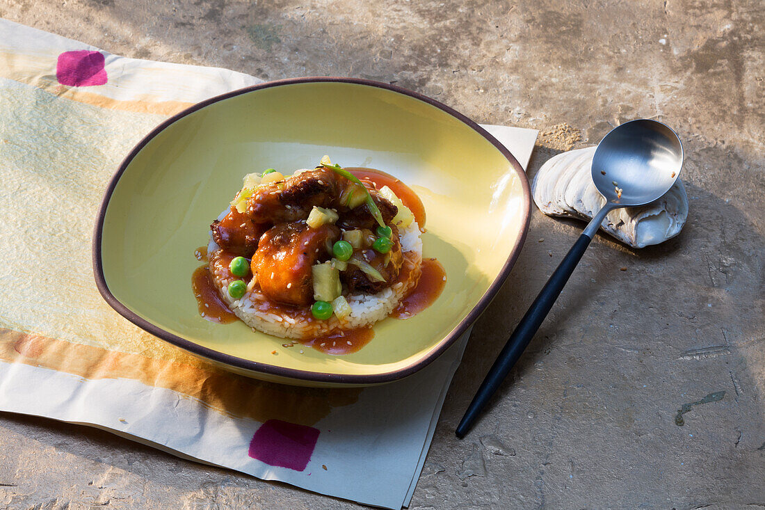 Gebackener Fisch süß-sauer auf Reis