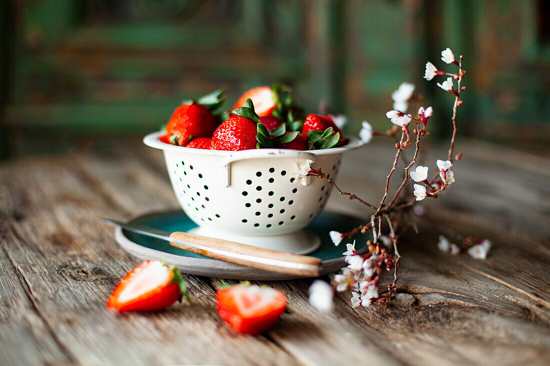 Frische Erdbeeren in Vintage-Sieb