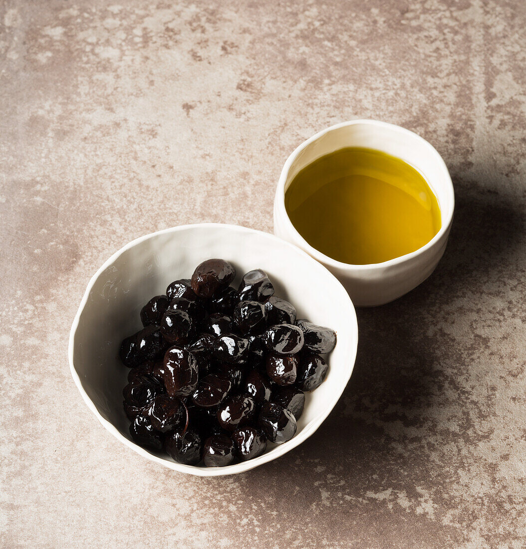 Zutaten für schwarzes Olivenöl