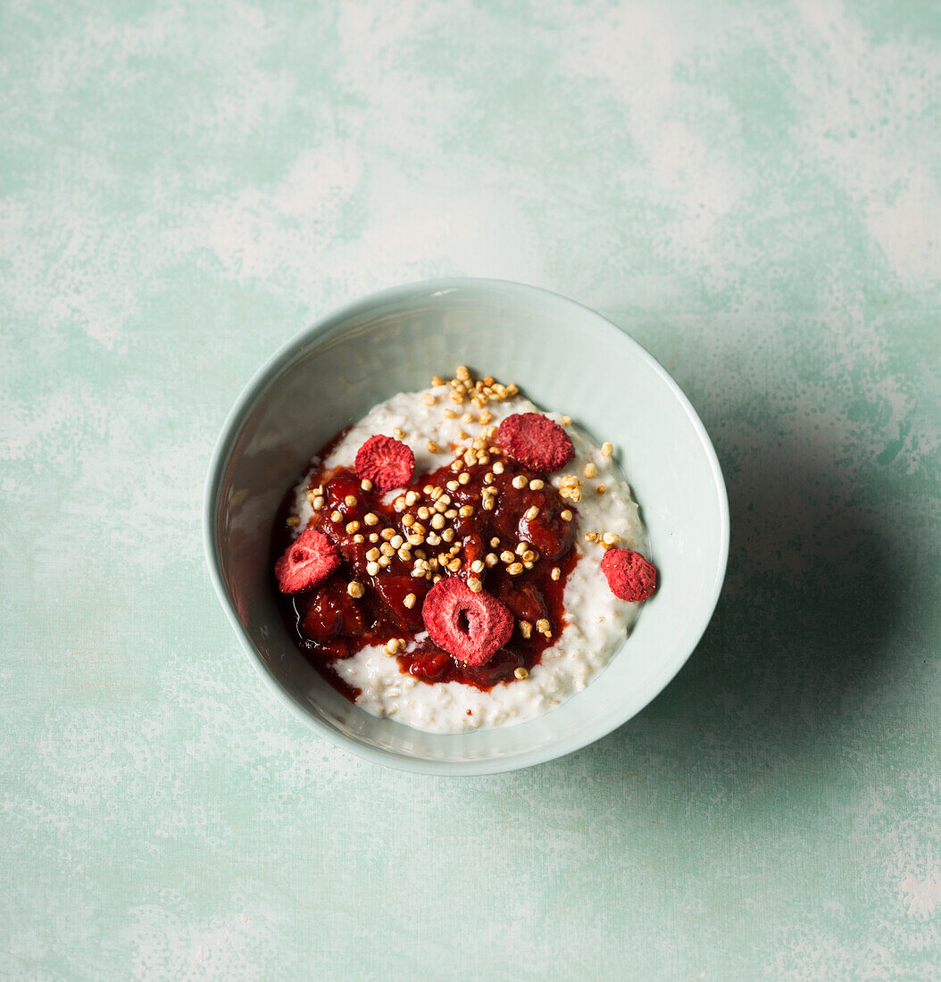 Vegan porridge with frozen strawberries