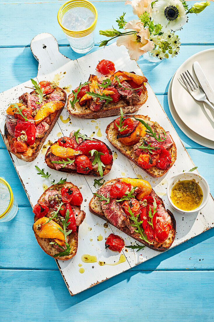 Röstbrote mit Tagliata und Paprika