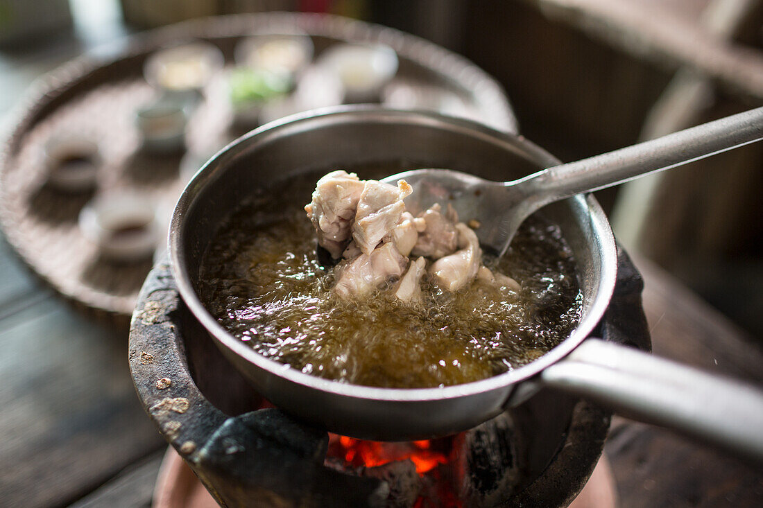 Hähnchen frittieren (Kambodscha)