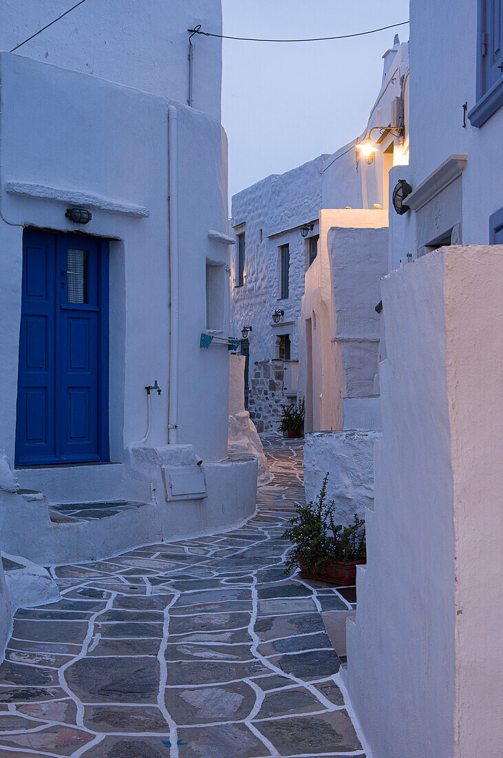 Typische Häuserzeile am Abend, Plaka, Insel Milos, Kykladen, Ägäis, Griechenland