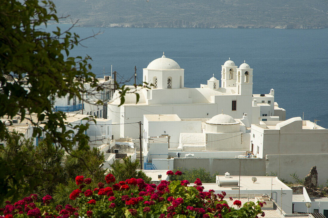 Blick auf weißes Bergdorf Plaka, Insel Milos, Kykladen, Ägäis, Griechenland