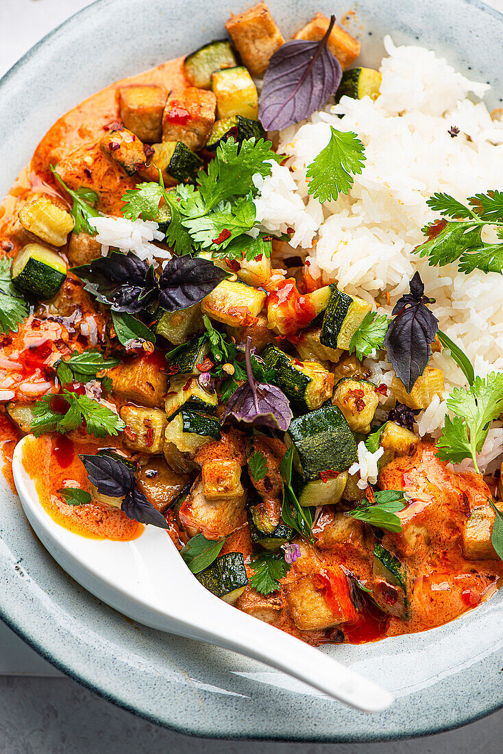 Rotes Tofu-Zucchini-Curry