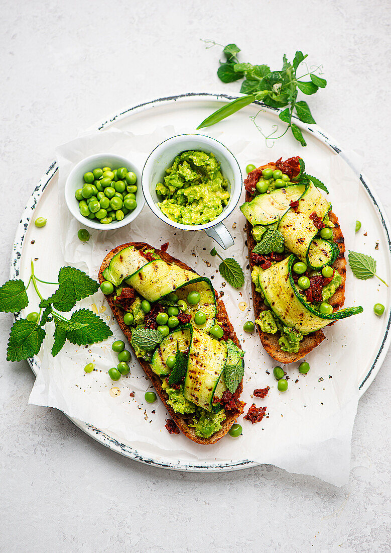 Bruschetta mit gegrillter Zucchini und Erbsen