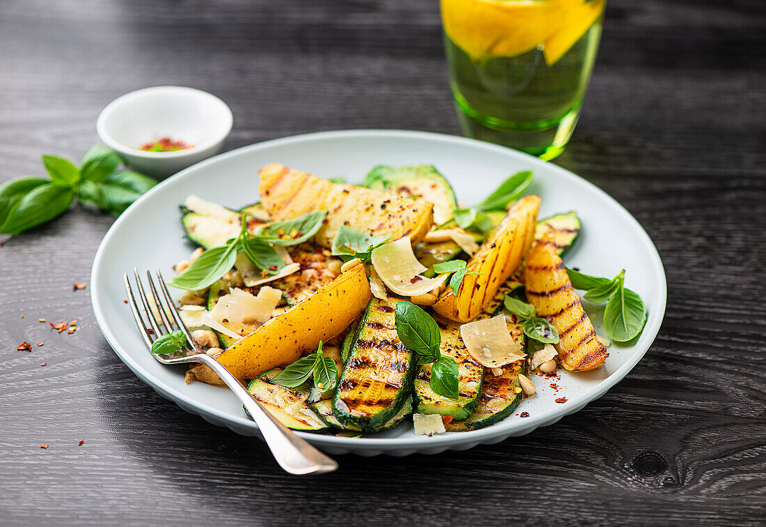 Gegrillte Zucchini und Kartoffeln