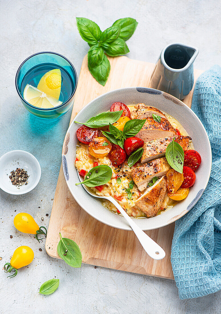 Paprika-Risotto mit Hähnchen und Ofen-Tomaten