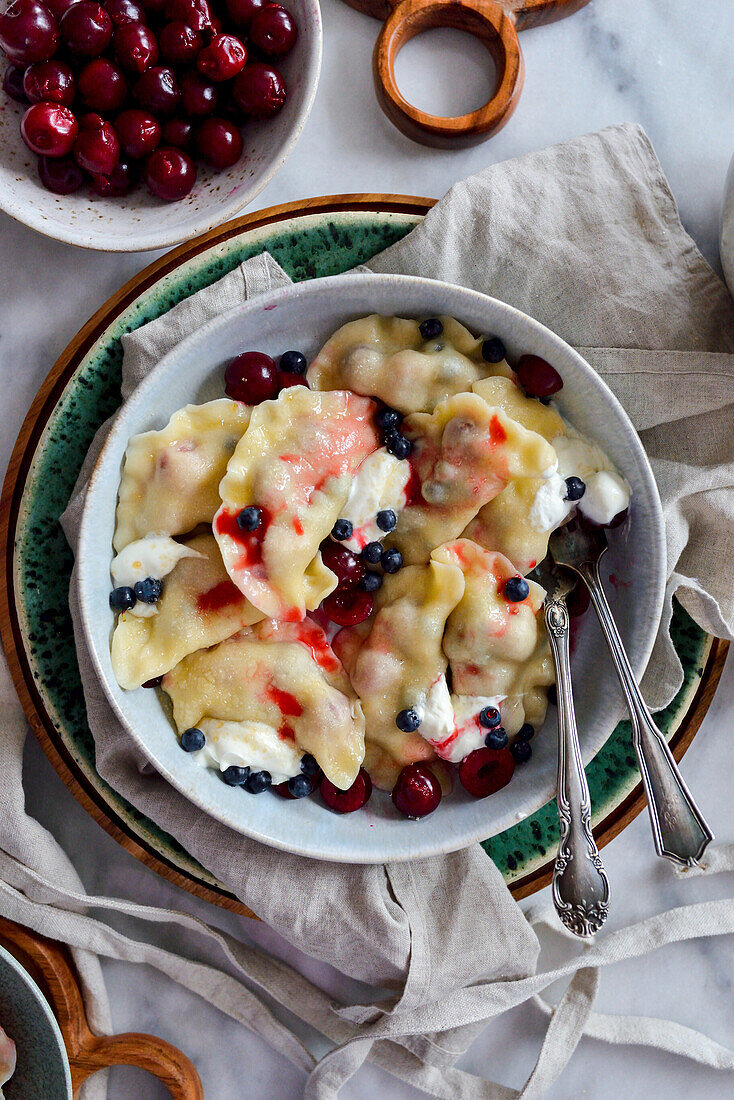 Pierogi (Polnische Knödel) mit Heidelbeeren und Kirschen