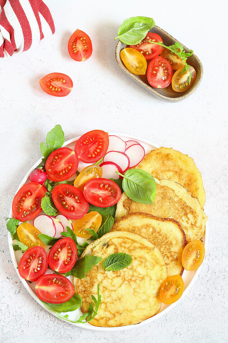 Pancakes mit Tomaten und Radieschen