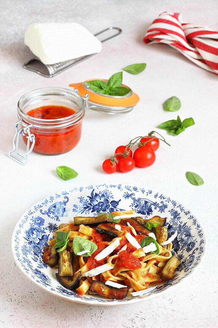 Tagliatelle mit Auberginen, Tomaten und Ricotta