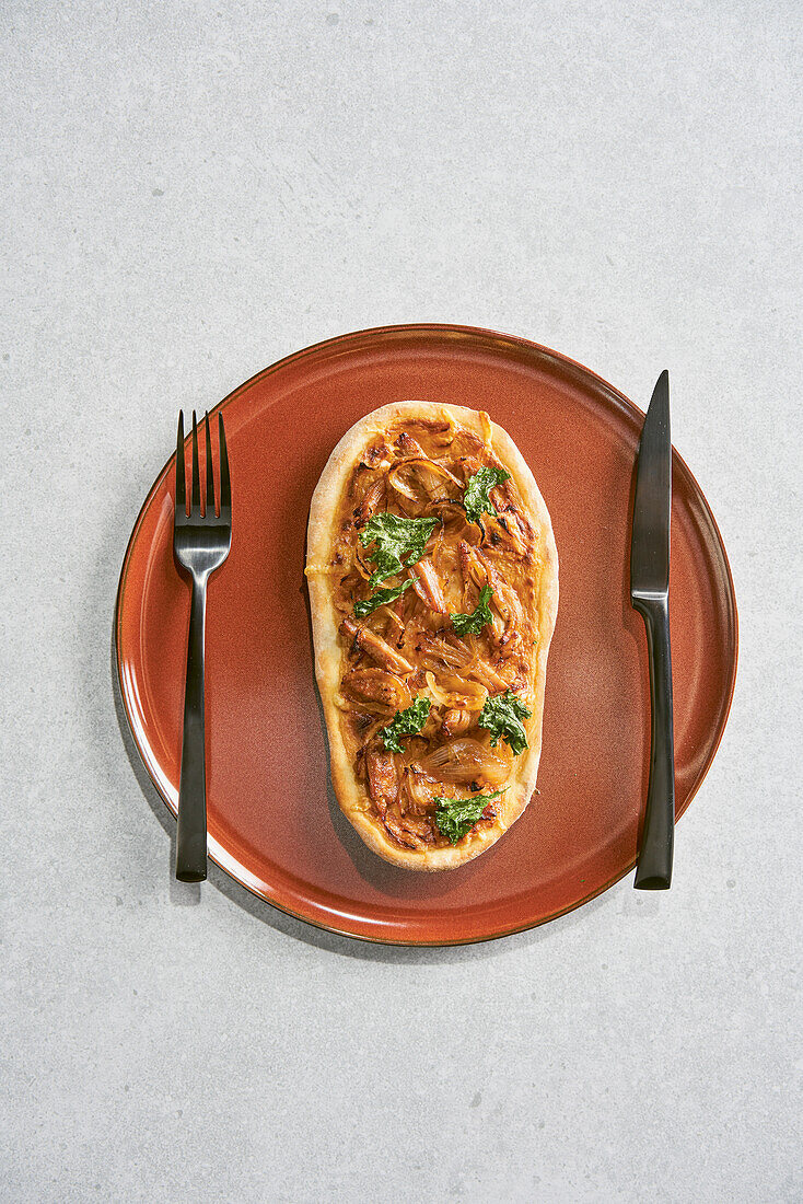 Flammkuchen mit Pulled Pork, Heumilchkäse und Grünkohlchips