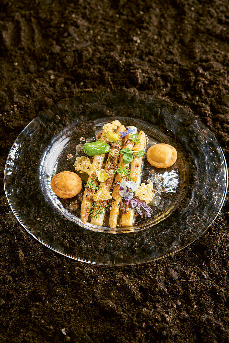 Gebratener Spargel mit Trüffel-Vinaigrette und Kartoffelravioli