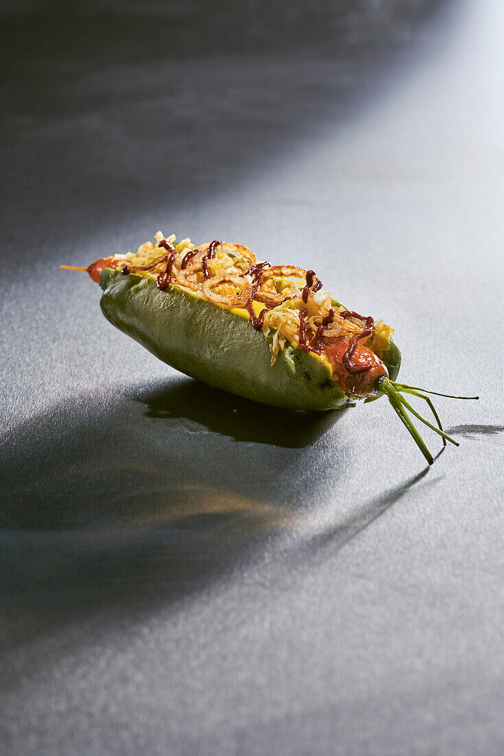 Teriyaki-Karotten-'Dog' in Algen-Bun mit Senfcreme und fermentiertem Kraut