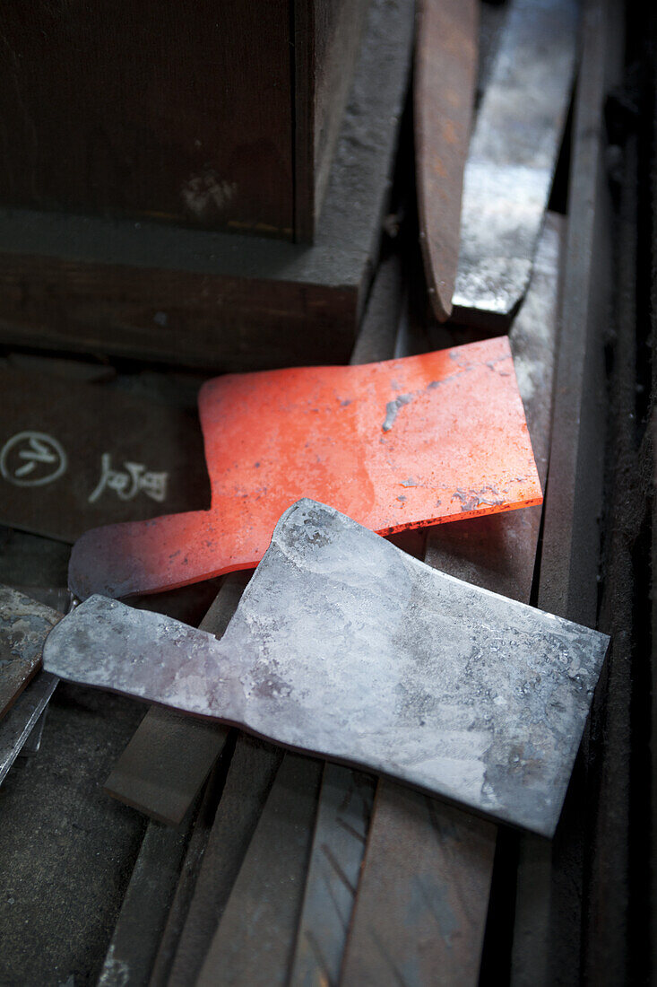 Making Knives (Japan)