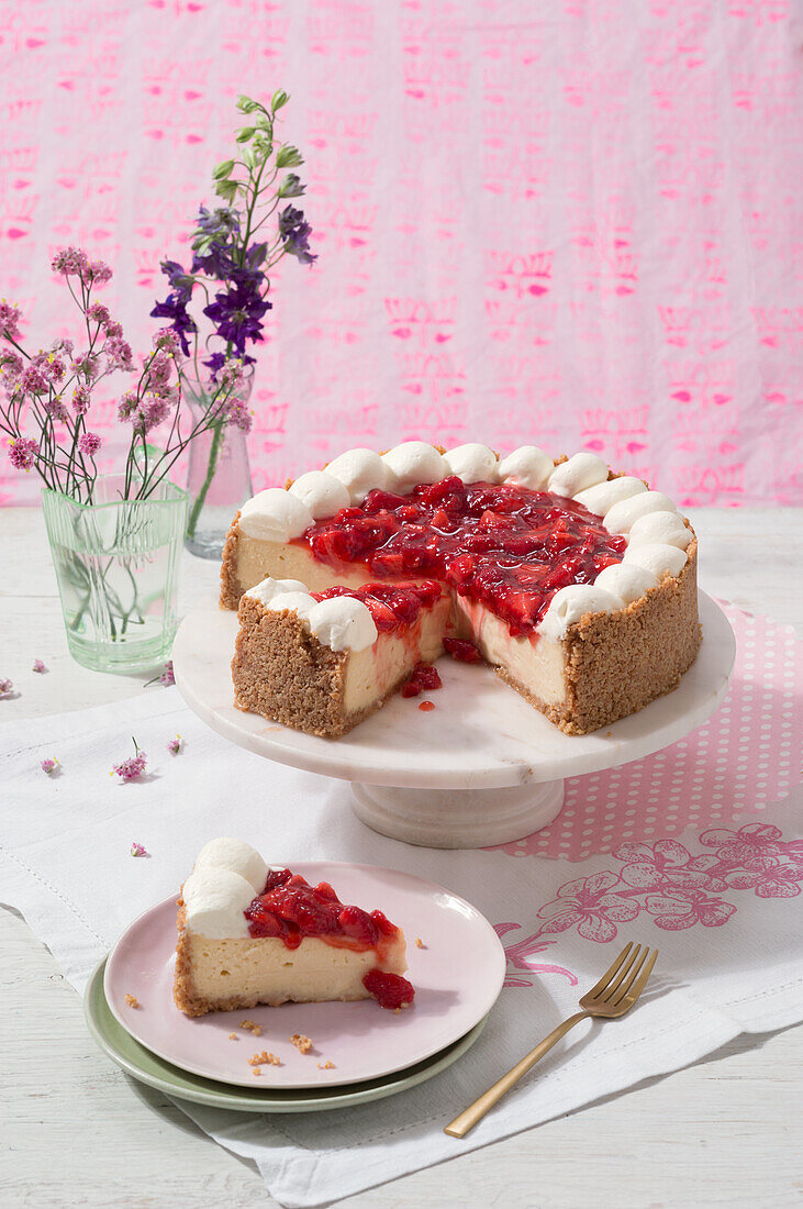 Erdbeer-Cheesecake mit Sahnetupfen