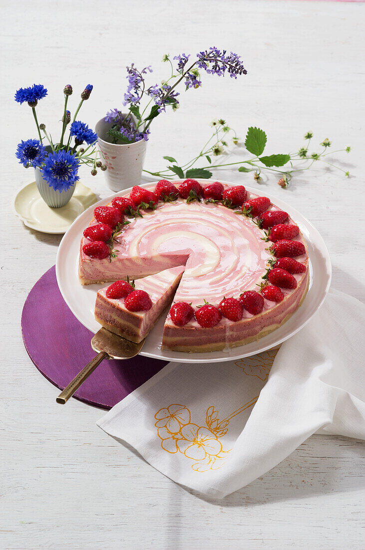 Erdbeer-Zebra-Kuchen mit Quark-Sahne-Creme