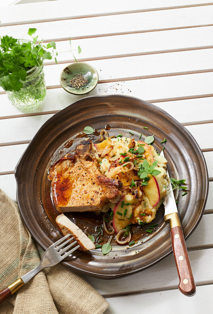 Schweinekotelett mit Apfel-Schnittlauch-Püree