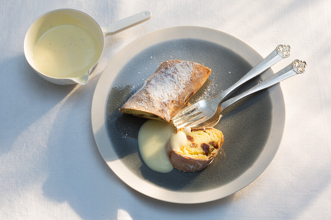 Quark strudel with vanilla sauce