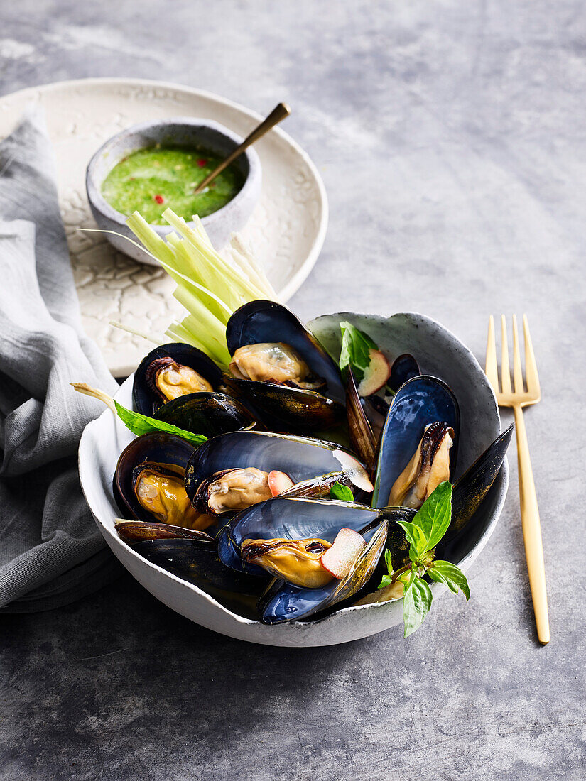 Hoi Ma Lang Phu O Bp - Mussels cooked with herbs (Thailand)