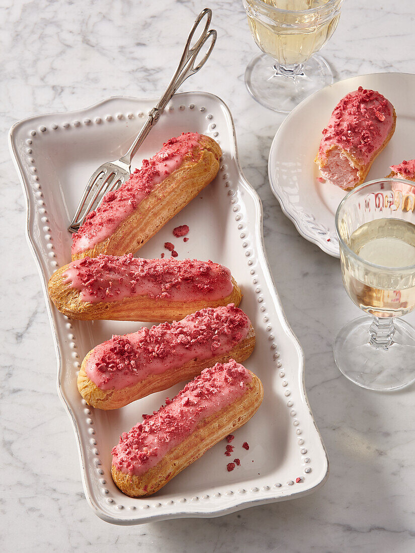 Eclairs mit Himbeermousse und Himbeerglasur