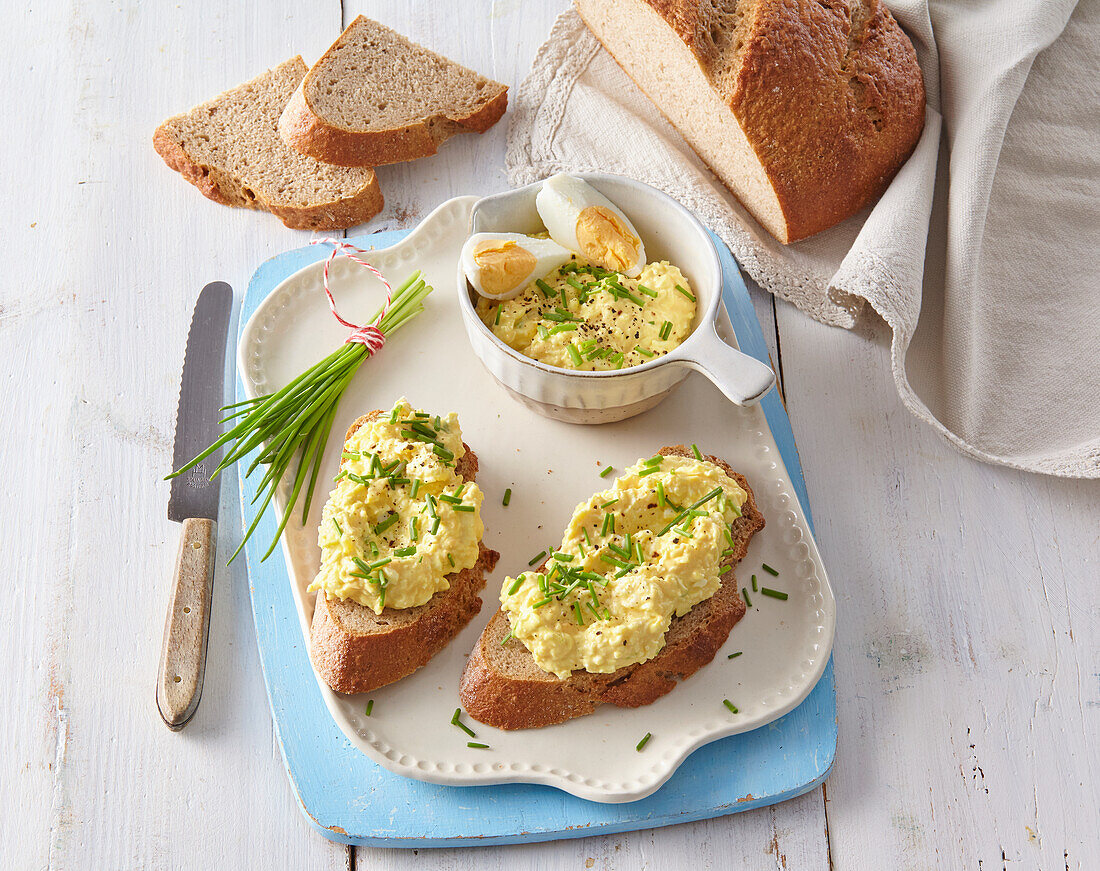 Eiersalat und selbstgebackenes Brot