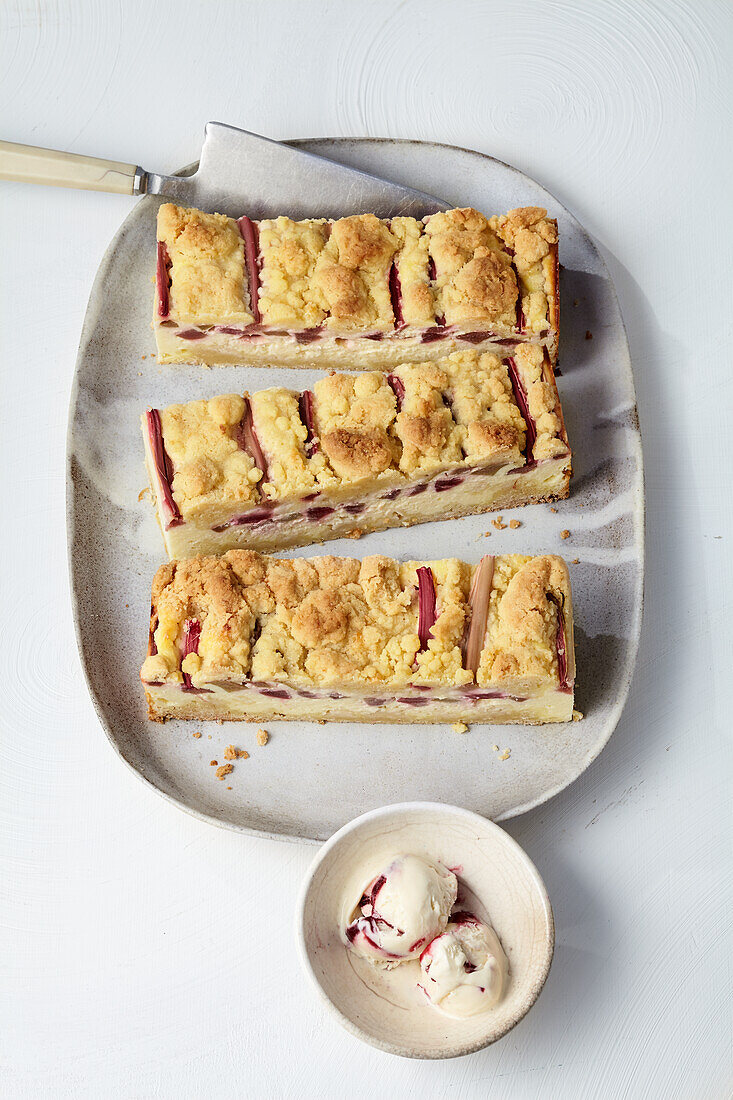 Crumble cake with rhubarb and cream cheese and lemon cream