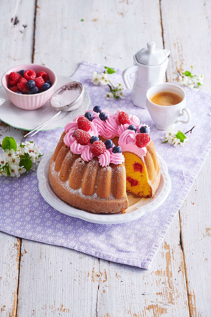 Gugelhupf mit Creme und Beeren, angeschnitten