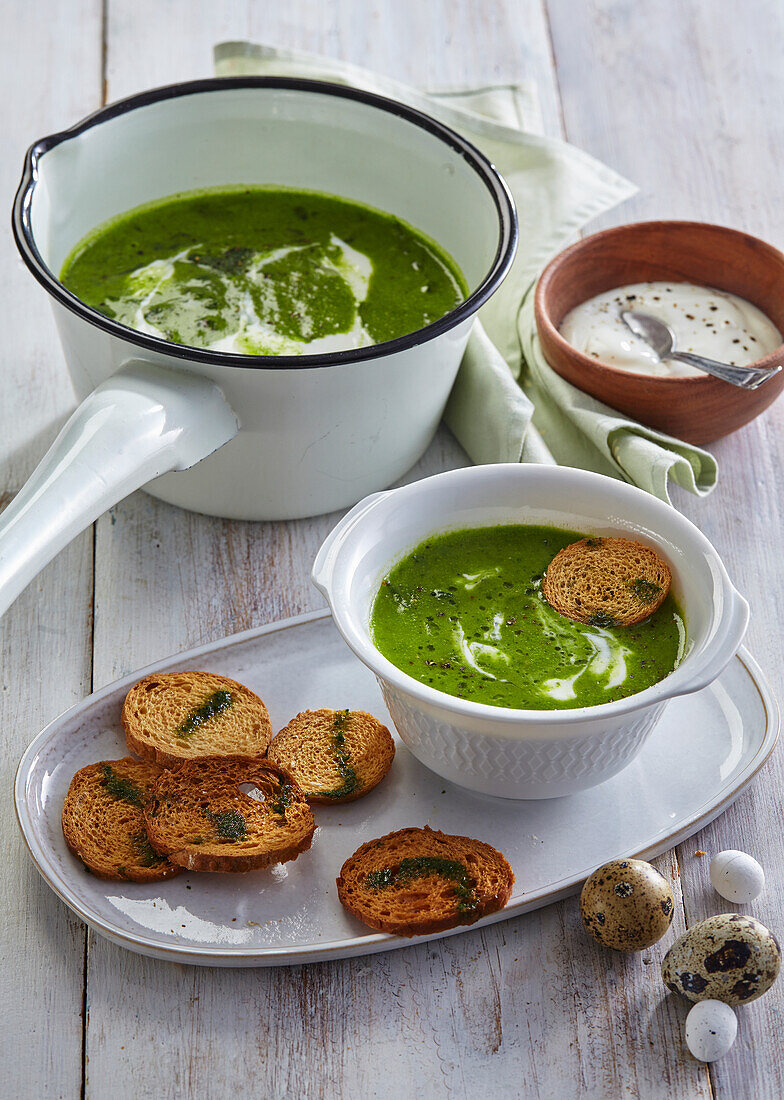 Brennnesselsuppe mit Brotchips zu Ostern