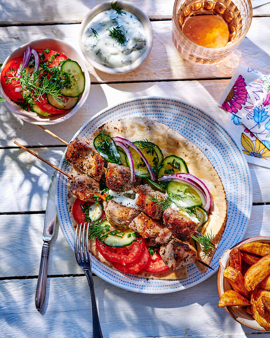 Souvlaki - griechischen Grill-Spieße mit Pita, Gurken und Tomaten
