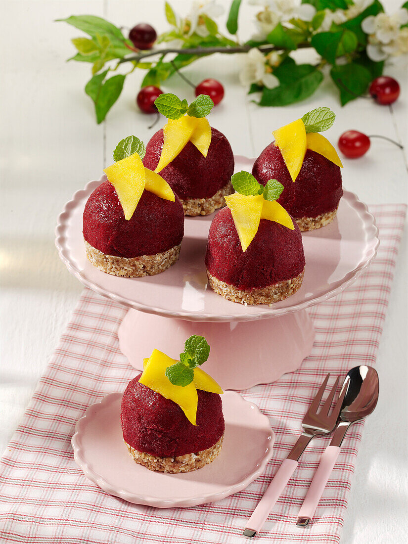 Cherry ice cream tartlet with mango