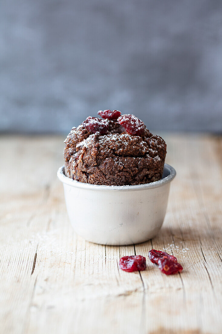 Glutenfreier Muffin mit Walnussmehl, Kakao, Kardamom und Cranberrys