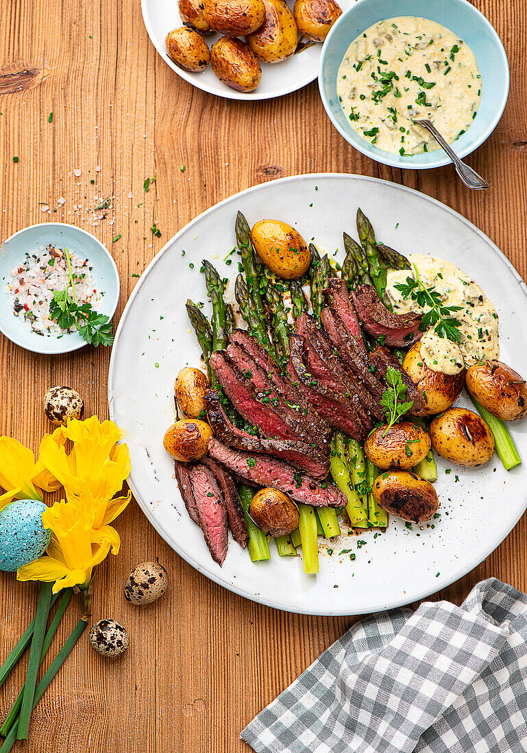 Rindersteak mit grünem Spargel und Sauce Gribiche