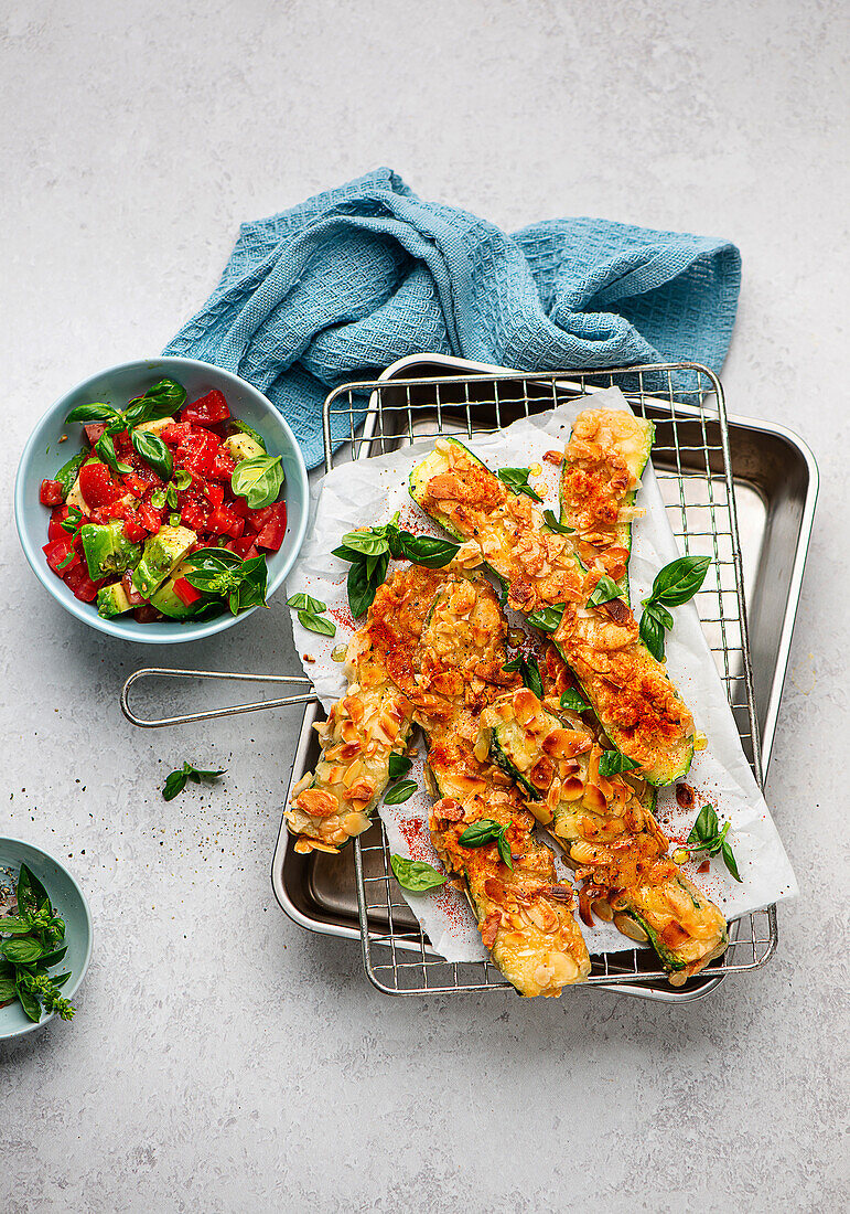 Zucchini mit Mandelpanade und Tomaten-Avocado-Salsa