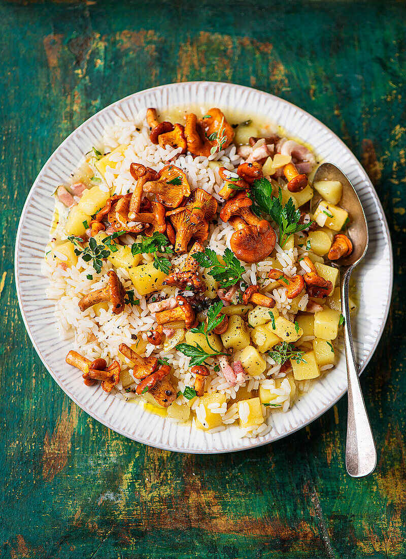 Rice casserole with chanterelles and potatoes