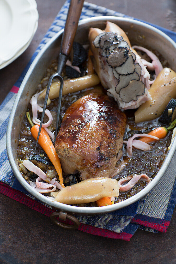 Linseneintopf mit Schweinefuß, Gänseleber und Karotten