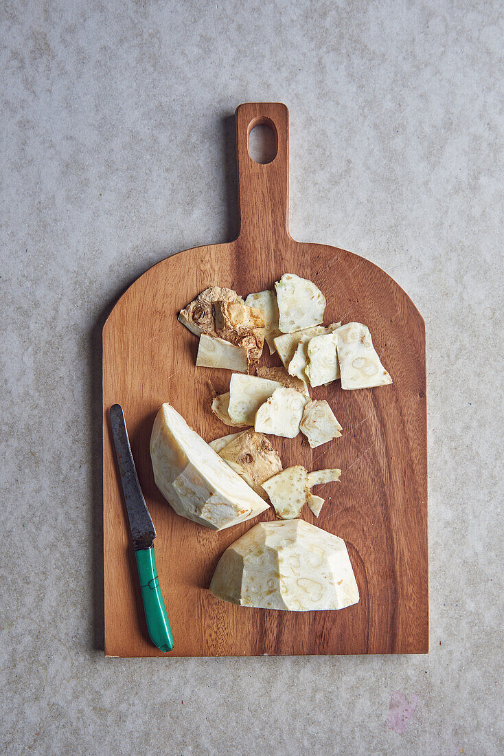 Peeled and coarsely chopped celeriac