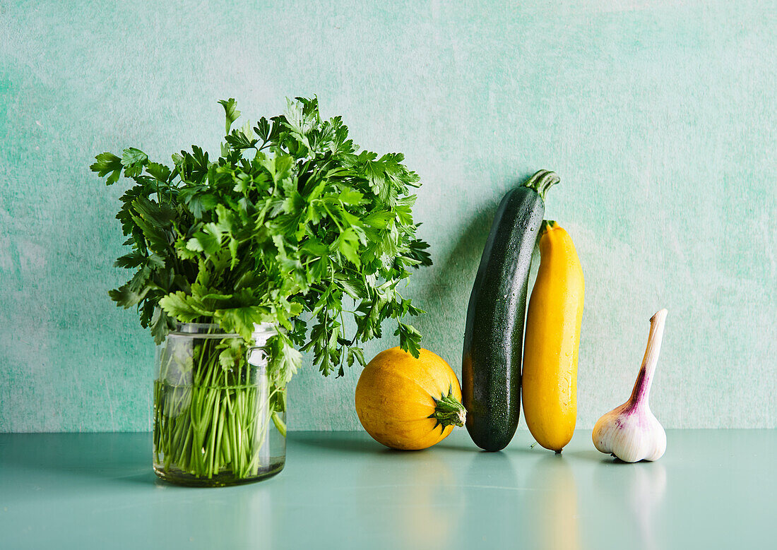 Petersilie, verschiedene Zucchinisorten und Knoblauch
