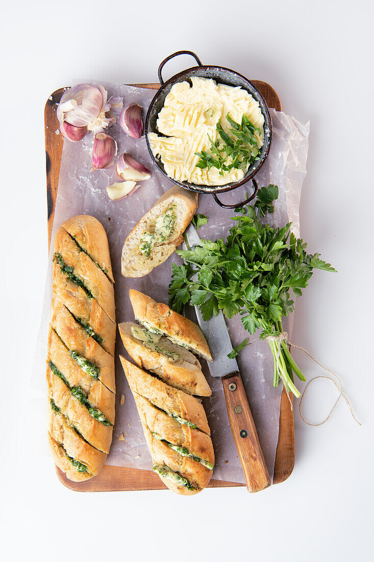 Baguette mit frischer Kräuterbutter