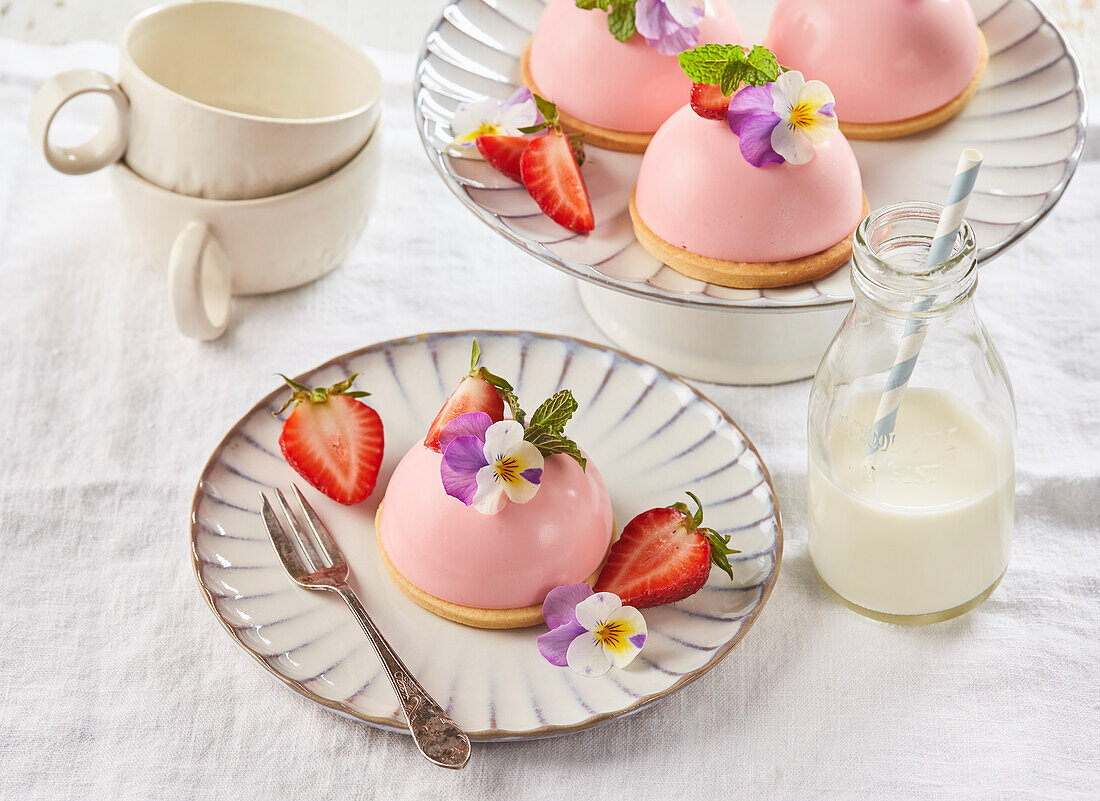 Fancy strawberry minicakes